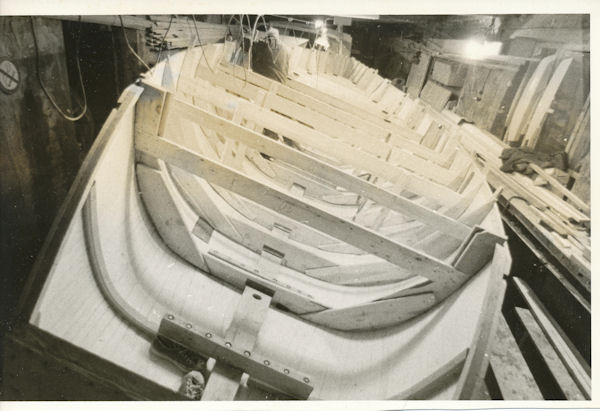Inserting ribs into the hull. December 1982.