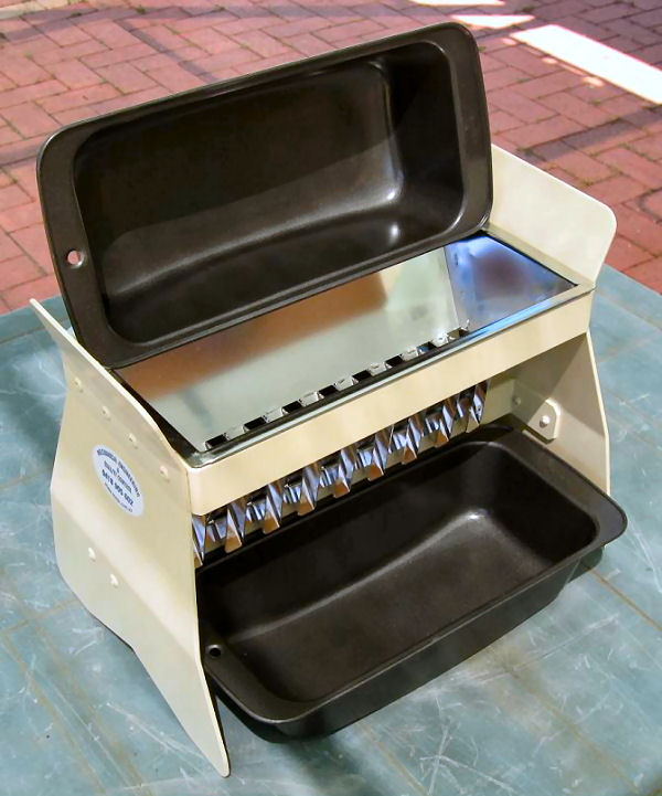 Laboratory riffle splitter, 12 mm slots.